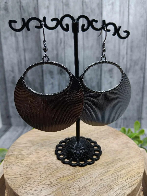 Gunmetal Earrings w/ Ribbed Design